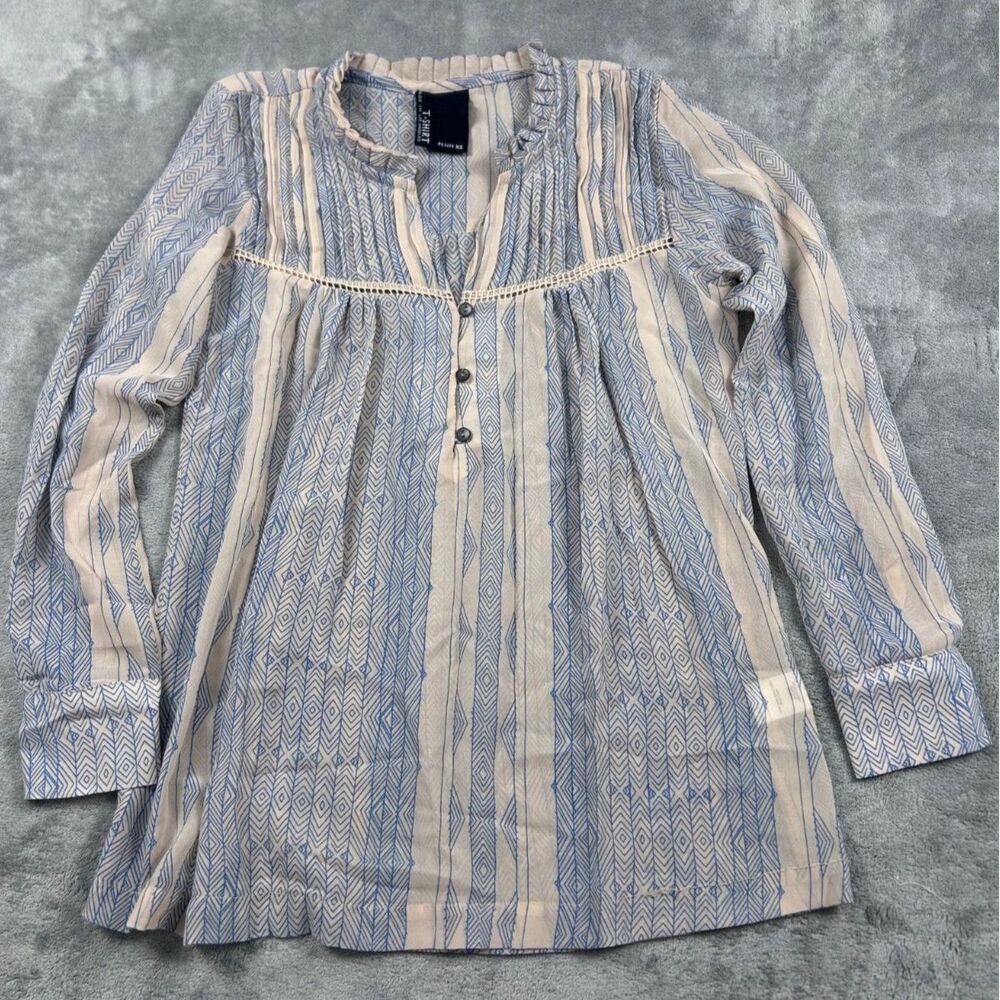 dRA Los Angeles Petite XS Blue Ivory Geometric Boho Blouse Ruffle Long Sleeve